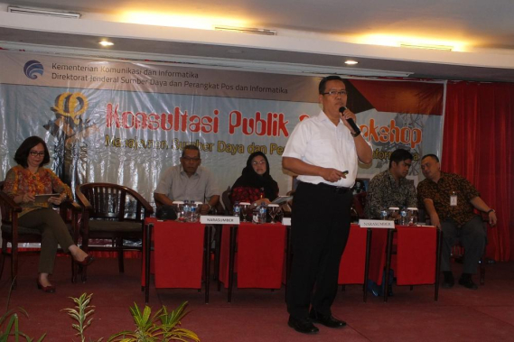 Ilustrasi: Gunadi, salah satu narasumber mempresentasikan kemajuan teknologi terkait spektrum frekuensi radio