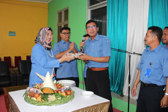 Ilustrasi: Sekjen Kemkominfo, Farida Dwi Cahyarini memberikan potongan tumpeng kepada pegawai termuda