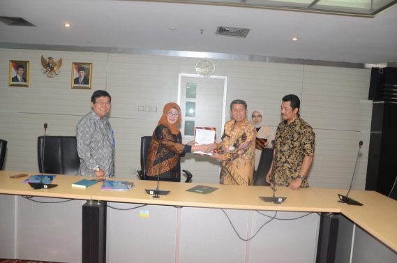 Ilustrasi: Sekjen Kemkominfo Farida Dwi Cahyarini menyerahkan aset kepada Kadis Kominfo Propinsi Jawa Timur Eddy Santoso
