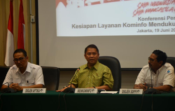 Ilustrasi: Menteri Komunikasi dan Informatika, Rudiantara (tengah) memebrikan tererangan pada  konfrensi Pers mengenai kesiapan layanana KOMINFO mendukung  arus mudik  dan Idul Fitri 1438 H (19/6)