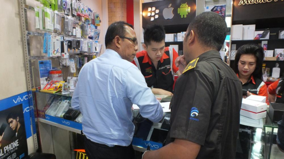 Ilustrasi: Tampak anggota PPNS Ditjen SDPPI sedang melaksanakan penertiban alat dan perangkat telekomunikasi ilegal disejumlah wilayah di Provinsi Jawa Timur. Operasi Penertiban Terpadu pada 19 – 20 Juli 2017 melibatkan Ditjen SDPPI, Balmon Kelas II Surabaya, Konwas PPNS, Polda Jatim, dan Pomdam V Brawijaya. (19/7)