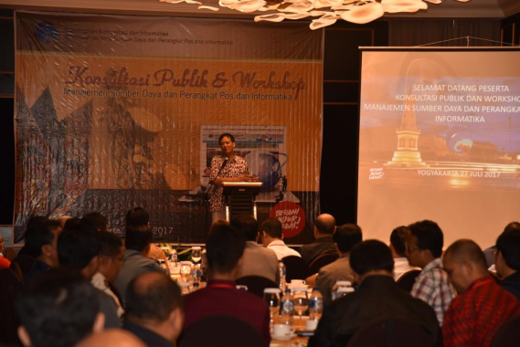 Ilustrasi: Staf Ahli Bidang Hukum Menteri Komunikasi dan Informatika Henry Subiakto memberikan sambutan dalam kegiatan Konsultasi Publik dan Workshop Manajemen SDPPI