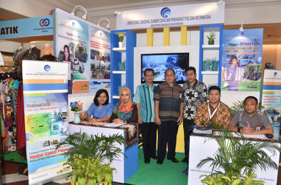 Ilustrasi: Kepala Balai Monitor Frekuensi Radio Batam, M. Azmi Ridho (tengah) berfoto bersama dengan petugas informasi Ditejn SDPPI