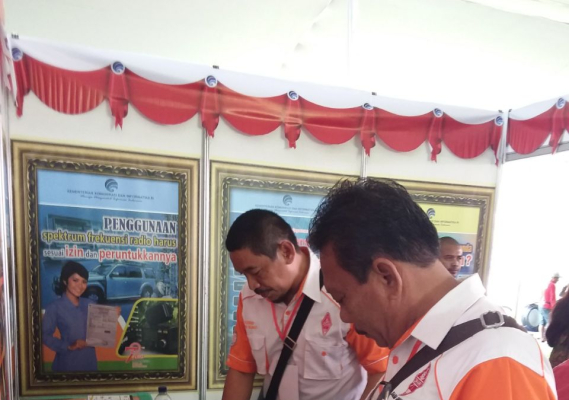 Ilustrasi: Pengunjung Stand Kementerian Kominfo menyimak informasi yang disajikan melalui brosur-brosur