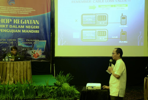 Ilustrasi: Penguji telepon seluler di BBPPT, Rahmat Saleh, berbagi pengetahuan mengenai perangkat telekomunikasi khususnya HKT pada  workshop “Membangun Kemandirian Industri HKT Dalam Negeri Melalui Pengujian Mandiri” hari kedua  di Bogor, Jawa Barat, Kamis (31/8).