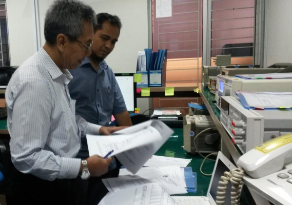 Ilustrasi: Asesor mengamati sarana dan prasarana di laboratorium kalibrasi