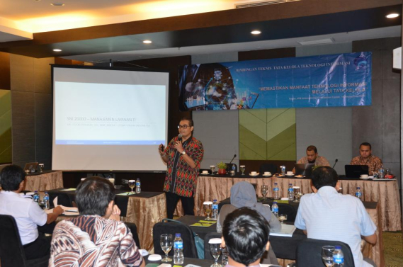 Ilustrasi: Salah satu narasumber dalam Bimtek Tata Kelola IT