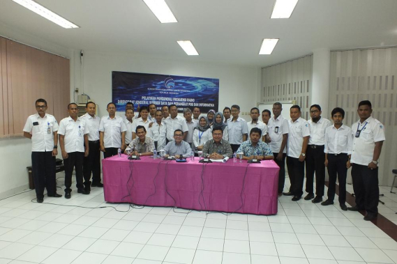 Ilustrasi: Sesditjen SDPPI Sadjan bersama para peserta diklat, instruktur, didampingi Kabag Umum dan Kepegawaian Hasyim Fiater
