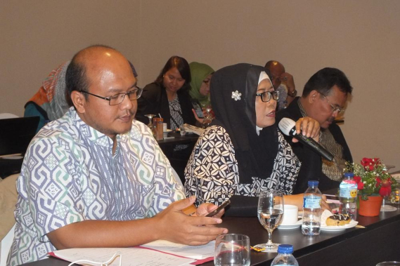 Ilustrasi: Kepala Bagian Penyusunan Program dan Pelaporan Fidyah Ernawati  (kanan) didampingi Kasubag Pengelolaan Data Hendra Santoso (kiri) saat memimpin Rapat Penyusunan Kuesioner Pelayanan Publik di Hotel Margo Depok, Jawa Barat (13/10).  Kegiatan tersebut dilaksanakan  untuk mendukung survei kepuasan yang direncanakan akan  dilaksanakan di wilayah Jawa, di antaranya Yogyakarta dan Semarang.