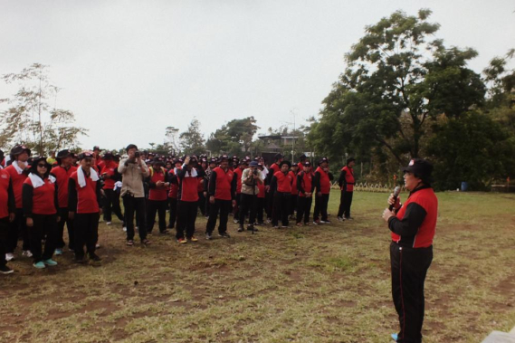 Ilustrasi: Setditjen SDPPI, Sadjan memberikan arahan pada peserta outbound Ditjen SDPPI sebelum dimulainya kegiatan.