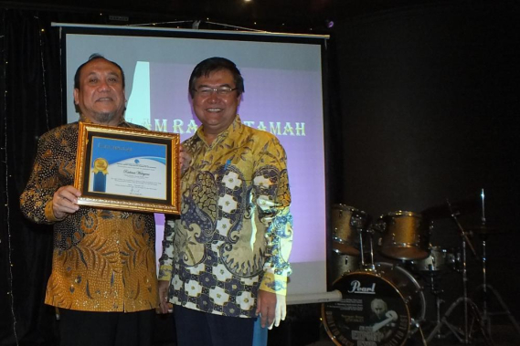 Ilustrasi: Sesditjen SDPPI Sadjan (kanan) menyerahkan piagam penghargaan kepada Rachmat Widayana, mantan Direktur Operasi Sumber Daya SDPPI yang kini menjabat Kepala Pusat Data dan Sarana Informatika