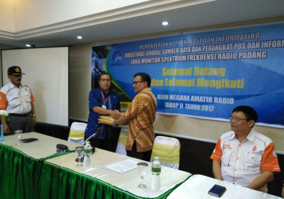 Ilustrasi: Serah terima soal Ujian Negara Amatir Radio dari Direktur Operasi Sumber Daya, Dwi Handoko (kanan) kepada Kepala Loka Monitor Spektrum Frekeunsi Radio Padang, Salman (kiri)