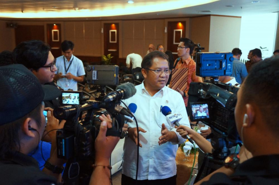 Ilustrasi: Menteri Komunikasi dan Informatika, Rudiantara melakukan wawancara dengan wartawan usai peresmian tanda tangan digital, di Jakarta (20/12)