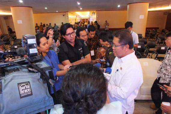 Ilustrasi: Menteri Komunikasi dan Informatika, Rudiantara melakukan wawancara dengan wartawan usai peresmian tanda tangan digital, di Jakarta (20/12)