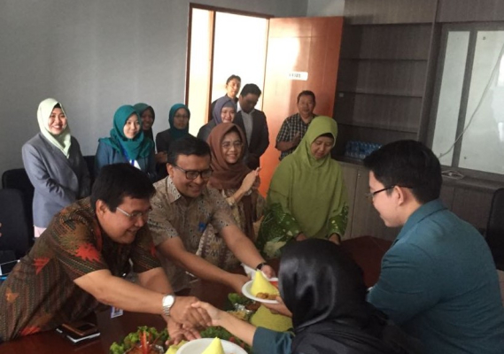 Ilustrasi: Sesditjen SDPPI Sadjan dan Direktur Operasi Sumber Daya Dwi Handoko menyerahkan potongan tumpeng kepada petugas layanan  menandai dimulainya pelayanan Ditjen SDPPI tahun 2018