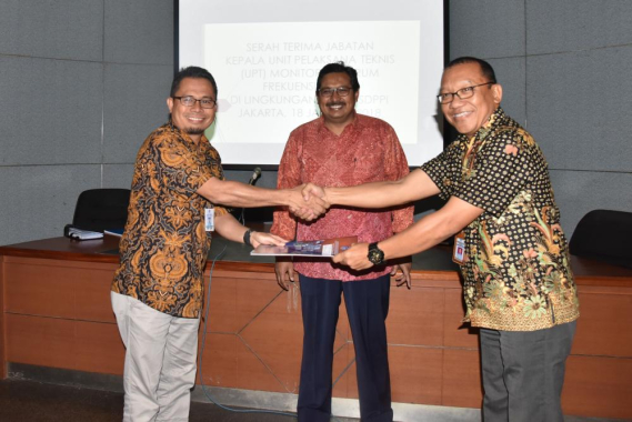 Ilustrasi: Latuse (kiri)  menyerahkan jabatan Kepala Loka Monitor SFR Kendari kepada Boby Satriyo Suleman, disaksikan oleh Dirjen SDPPI Ismail