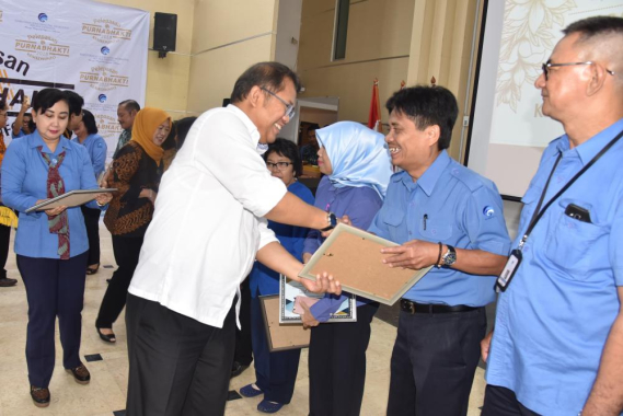 Ilustrasi: Menteri Kominfo menyerahkan Piagam Penghargaan kepada Dadang Rukgandi, purnabhakti dari Ditjen SDPPI