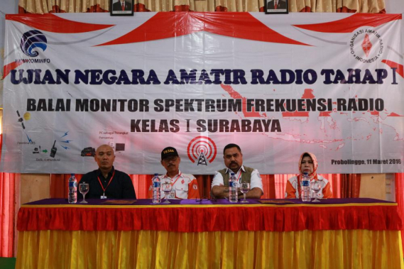 Ilustrasi: Kepala Balai Monitor Spektrum Frekuensi Radio Kelas I Surabaya, Sensilaus Dore (kedua dari kanan ) pada kegiatan Ujian Negara Amatir Radio Tahap I yang digelar di Surabaya.