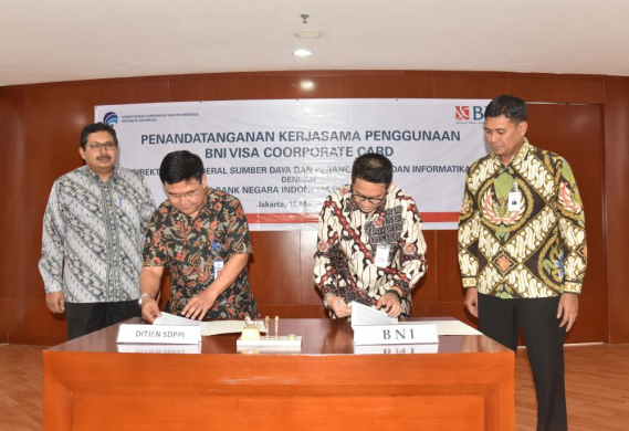 Ilustrasi: Sekretaris Ditjen SDPPI Sadjan (kedua dari kiri) dan Pemimpin Divisi Bisnis Kartu BNI, Okki Rushartomo (kanan) menandatangani nota kesepahaman (Memorandum of Understanding) Corporate Credit Card disaksikan oleh Dirjen SDPPI Ismail (kiri) dan Direktur Bisnis Konsumer BNI Anggoro Eko Cahyo (13/3)