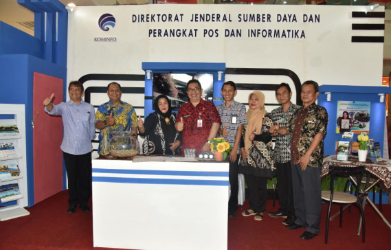 Ilustrasi: Petugas Informasi Ditjen SDPPI berfoto bersama  dengan Kepala Dinas Pariwisata Provinsi Sumatra Utara,  Daniel Mewengkang (ke empat dari kiri) di depan Stand Ditjen SDPPI (15/3). Keikutsertaan Ditjen SDPPI pada pameran Manado PPI Expo 2017 adalah untuk mensosialisasikan kebijakan-kebijakan terait terkait dengan tupoksi