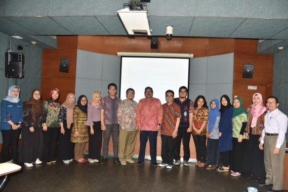 Ilustrasi: Dirjen SDPPI, Ismail (tengah) berfoto bersama Mahasiswa S2 Universitas Telkom Bandung dengan Foto Acara acara sharing bersama para mahasiswa S2 jurusan telekomunikasi Telkom University Bandung di kantor Ditjen SDPPI di Gedung Sapta Pesona, Jalan Medan Merdeka Barat 17, Jakarta, Selasa (3/4)