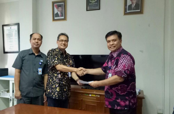 Ilustrasi: Kepala BBPPT Moch. Rus’an (Kanan) menerima hasil surveillance yang diserahkan Ketua Tim Assessor KAN, Ediyanto di kantor BBPPT (3/4). Apresiasi itu disampaikan kerena laboratorium BBPPT telah secara konsisten menerapkan SNI ISO/IEC 17025:2008.