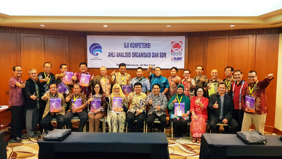 Ilustrasi: Sekretaris Ditjen SDPPI Sadjan (tengah) berfoto bersama peserta Pelatihan Manajemen Survival Batch I Ditjen SDPPI di Jakarta, Jumat (18/5/2019). Pelatihan ini diikuti 19 pejabat Eselon III Ditjen SDPPI baik dari kantor pusat maupun UPT.