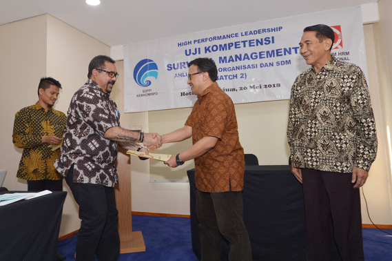 Ilustrasi: Direktur Operasi Sumber Daya Ditjen SDPPI Dwi Handoko (2 kanan) didampingi Prof. Pribadijono dari PT Quantum HRM Internasional (kiri) menyerahkan sertifikat pelatihan Manajemen Survival kepada peserta pelatihan angkatan (batch) II Ditjen SDPPI di Jakarta, Sabtu (26/5/2018).