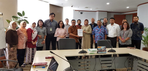 Ilustrasi: Direktur Operasi Sumber Daya, Ditjen SDPPI Dwi Handoko (tengah) menerima hasil surveillance audit manajemen mutu ISO 9001:2015 di Jakarta, Kamis (31/5/2018).