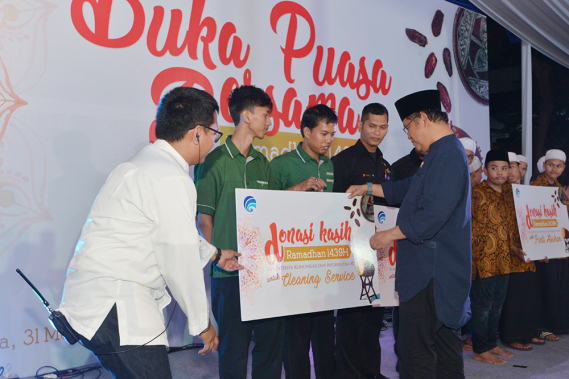 Ilustrasi: Menkominfo Rudiantara menyerahkan donasi kepada anak-anak dari panti asuhan dan petugas keamanan serta cleaning service yang salama ini bertugas di Gedung Menara Merdeka, Kemkominfo, dalam acara buka bersama yang digelar Kemkominfo di Lapangan Ananta Kupa, Kemkominfo, di Jakarta, Kamis (31/5/2018).