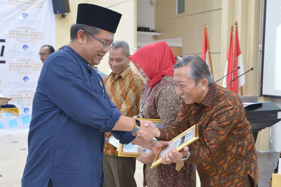 Ilustrasi: Menkominfo Rudiantara menyerahkan piagam penghargaan kepada 11 pegawai Kementerian Komunikasi dan Informatika yang memasuki masa purnabakti dalam acara pelepasan di kantor Kemkominfo di Jalan Merdeka Barat, Jakarta Pusat, Kamis (31/5/2018)