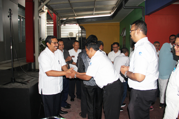 Ilustrasi: Dirjen SDPPI Ismail (kanan) bersalaman dengan para pegawai Ditjen SDPPI dalam acara halal bihalal yang diselenggarakan BBPPT di Bekasi, Jawa Barat, Senin (26/06/2018).