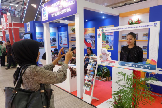 Ilustrasi: Pengunjung memanfaatkan frame booth Ditjen SDPPI untuk berfoto ria pada pameran Medan ITT Expo 2018 (19/7). Pameran digunakan oleh Ditejn SDPPI untuk mensosailisasikan tertib penggunaan frekeunsi Radio dan standardisasi alat dan perangkat teleokunikasi.
