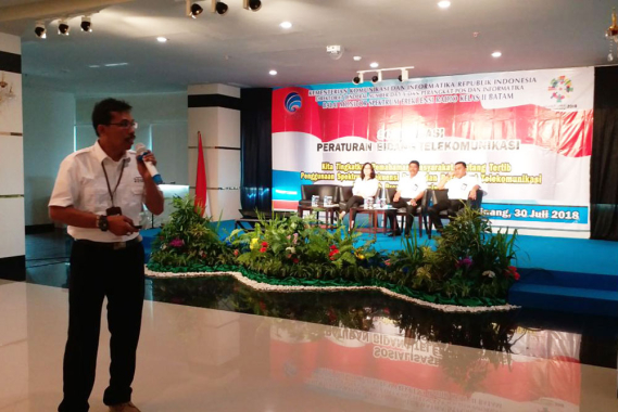 Ilustrasi: Kabalmon Batam Heriyanto memberikan paparan dalam sosialisasi “Kita Tingkatkan Pemahaman Masyarakat Tentang Tertib Penggunaan Spektrum Frekuensi Radio dan Perangkat Telekomuniksi di Wilayah Provinsi Kepulauan Riau” Tanjung Pinang, 30 Juli 2018.