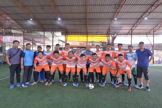 Ilustrasi: Kabag Umum dan Kepegawaian Ditjen SDPPI Hasyim Fiater (tengah) bersama Dirut BAKTI Anang Latif, Selasa (7/8/2018), berfoto bersama tim futsal Ditjen SDPPI pada Porseni 2018 Kemkominfo yang diselenggarakan untuk memeriahkan Peringatan Hari Kemerdekaan Republik Indonesia 17 Agustus 1945.
