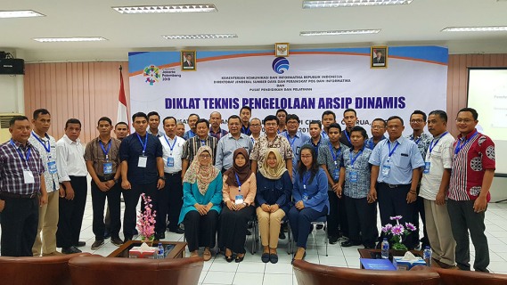 Ilustrasi: Sesditjen SDPPI Sadjan (tengah) bersama Kepala Pusdiklat Kemkominfo Usuluddin berfoto bersama peserta Diklat Teknis Pengelolaan Arsip angkatan pertama Ditjen SDPPI di Bogor, Jawa Barat, Jumat (10/8/2018).