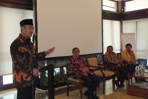 Ilustrasi: Jimly Asshiddiqie (kiri) memberikan kuliah umum disaksikan Dirjen SDPPI Ismail (2-kanan) dan Sesditjen SDPPI Sadjan (kanan) dalam In House Traning on Legislative Drafting yang diselenggarakan Ditjen SDPPI, Kemkominfo, di Karawaci, Tangerang, Banten, Selasa (14/8/2018).