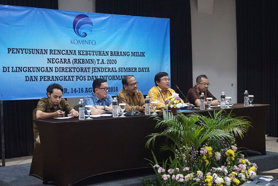 Ilustrasi: Sesditjen SDPPI Sadjan (dua kanan), didampingi Kepala Bagian Umum dan Kepegawaian Hasyim Fiatar (dua kiri) dan Kasubag Perlengkapan dan Rumah Tangga Among Wardoyo, memberikan sambutan pada Penyusunan RKBMN di Bogor, Jawa Barat, Selasa (14/8/2018).