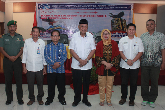 Ilustrasi: Wakil Gubernur Kalimantan Utara  H. Udin Hianggio foto bersama Kasubdit Montib PPI Direktorat Pengendalian SDPPI Irawati Tjipto Priyanti, Kepala Lokmon SFR Tanjung Selor Mujiyo, dan Analis Pelayanan Dinas Tetap Direktorat Operasi Sumber Daya Ditjen SDPPI Stevan Hendrawan Lodo, dalam sosialisasi manajemen spektrum frekeunsi radio di Tanjung Selor, Kabupaten Bulungan, Kalimantan Utara, Rabu (15/8/2018).