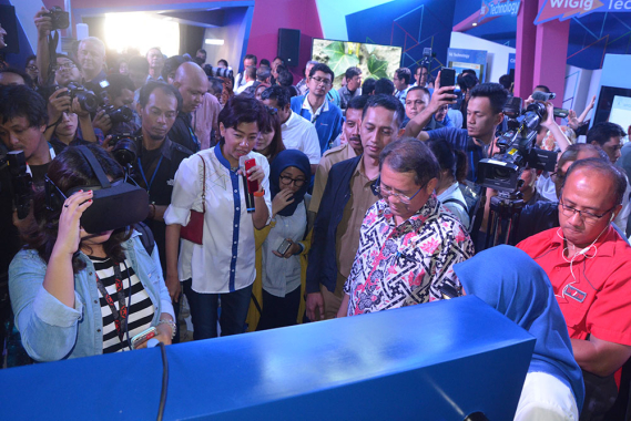 Ilustrasi: Menkominfo Rudiantara (mengenakan batik) menyaksikan uji coba penerapan teknologi 5G di kawasan Kota Tua, Jakarta Barat, Senin (20/8/2018).