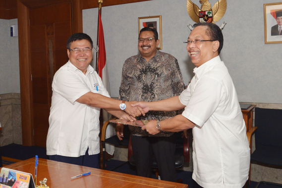 Ilustrasi: Dirjen SDPPI Ismail (tengah) menyaksikan serah terima jabatan Sekretaris Ditjen SDPPI dari Sadjan (kiri) kepada Susanto (kanan) di lantai 13, Gedung Sapta Pesona, Jakarta, Senin (27/8/2018). Sadjan sekarang dipercaya menjabat sekretaris Ditjen Aptika.