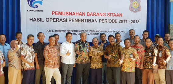 Ilustrasi: Foto bersama di sela pemusnahan perangkat telekomunikasi ilegal di Balmon SFR Kelas I Semarang, Jawa Tengah, pada Jumat (24/8/2018).