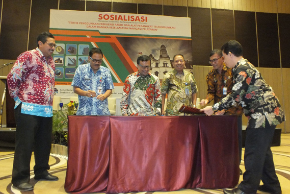 Ilustrasi: Dirjen SDPPI Ismail (kiri) menyaksikan penandatanganan komitmen bersama mengatasi berbagai permasalahan dalam penggunaan radio maritim antara Ditjen SDPPI yang diwakili Direktur Operasi Sumber Daya Dwi Handoko dengan Ditjen Perhubungan Laut, Kemenhub, dan Dinas Kelautan dan Perikanan Jateng, di sela sosialisasi di Semarang, Jateng, Kamis (30/8/2018).