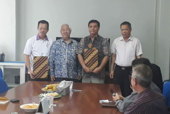 Ilustrasi: Direktur Standardisasi PPI Mochamad Hadiyana (kanan) berfoto bersama Kepala BBPPT Mochamad Rus'an dan manajemen PT Qualis Indonesia usai pendantanganan perjanjian kerja sama BBPPT dan Qualis di kantor BBPPT di Bekasi, Jawa Barat, Kamis (11/10/2018).