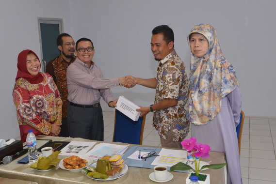 Ilustrasi: Kabag Umum dan Kepegawaian, Setditjen SDPPI, Hasyim Fiatar menyerahkan donasi untuk pegawai UPT korban gempa dan tsunami Sulteng kepada Kabalmon Palu Latuse disaksikan Plt Direktur Pengendalian Nurhaedah dan Kepala Subbagian Perlengkapan dan Rumah Tangga Among Wardoyo, di UPT Palu, Jumat (26/10/2018).