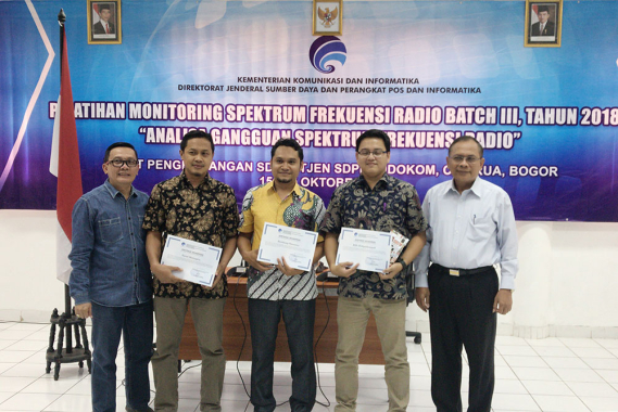 Ilustrasi: Kabag Umum dan Kepegawaian, Setditjen SDPPI, Hasyim Fiater (kiri) bersama Kepala Pusdiklat Kemkominfo Usuluddin (kanan) berfoto bersama peserta terbaik Pelatihan Monitoring Spektrum Frekuensi Radio Batch III 2018 di Wisma PPSDM Ditjen SDPPI, Cisarua, Bogor, Jawa Barat, Sabtu (27/10/2018).