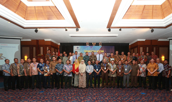 Ilustrasi: Dirjen SDPPI Ismail didampingi Sesditjen SDPPI R. Susanto dan para direktur berfoto bersama narasumber dan peserta Sosialisasi Hukum yang diselengarakan Ditjen SDPPI di Denpasar, Bali, Kamis (8/11/2018).