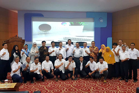 Ilustrasi: Peserta Training of Trainers Calon Pengajar Diklat Pengendali Frekuensi dan Penguji Perangkat Telekomunikasi berfoto bersama Kepala Pusdiklat Kemkomonfo Usuluddin dan para trainers di Pusdiklat Kemkominfo, Kebun Jeruk, Jakarta Barat, Sabtu (17/11/2018).