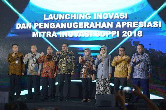 Ilustrasi: Dirjen SDPPI Ismail (4 dari kiri) didampingi Sekditjen SDPPI R Susanto dan para direktur Ditjen SDPPI dalam Peluncuran Inovasi dan Penghargaan Apresiasi Mitra SDPPI di Hotel Arya Duta, Jakarta, Senin (26/11/2018).
