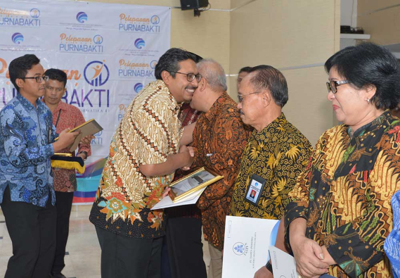 Ilustrasi: Plt. Sekjen Kemkominfo Ismail ketika menyerahkan penghargaan kepada para pegawai Kemkominfo yang memasuki masa purna bakti per 1 Desember 2018, di Ruang Roeslan Abdulgani, Gedung Kemkominfo, Jakarta, Jumat (30/11/2018).